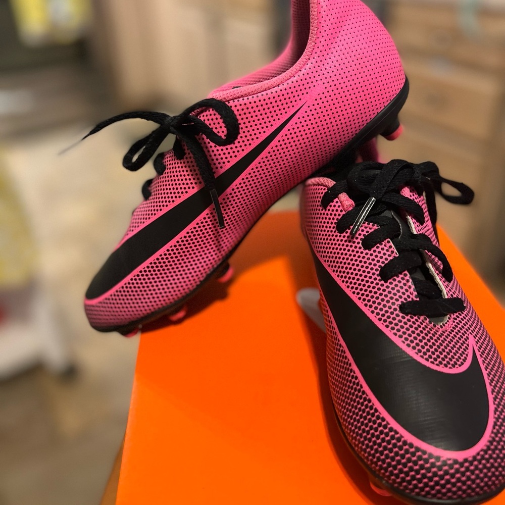 NIKE
Girls' Bravata II FG Soccer Cleats
Size: 4 Like New